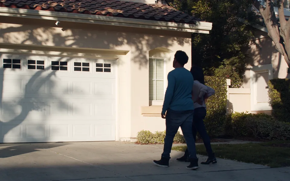 People approaching a house with a front-door motion area selected
